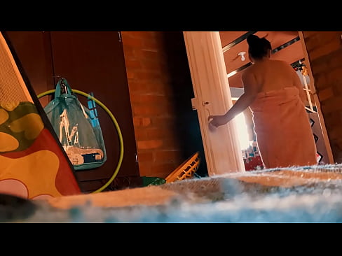 ❤️ Nwanne nna m na-eso m banye na mmiri ịsa ahụ, ọ na-akparị m ka m na-asa ahụ. ❤️  na porn% ig.porno-filmy.ru%